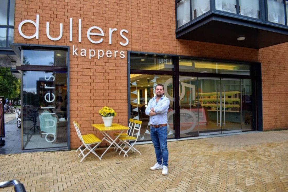 De gevel van Dullers Kappers aan de Roggestraat in Apeldoorn