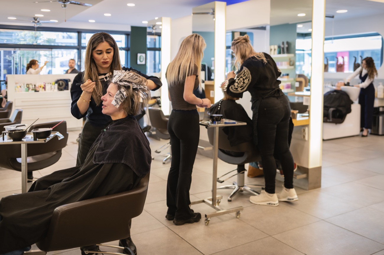 Stylisten aan het werk bij Dullers Kappers Apeldoorn